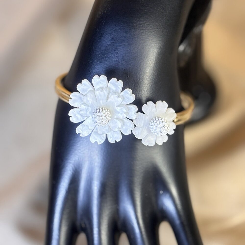 Vintage White Enamel Daisy Bracelet – Retired Hillary Hays Floral Jewelry A31